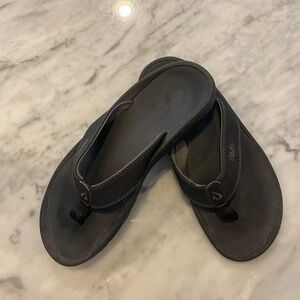 OluKai Dark Charcoal “dark shadow”Leather Thong Sandals, size 10